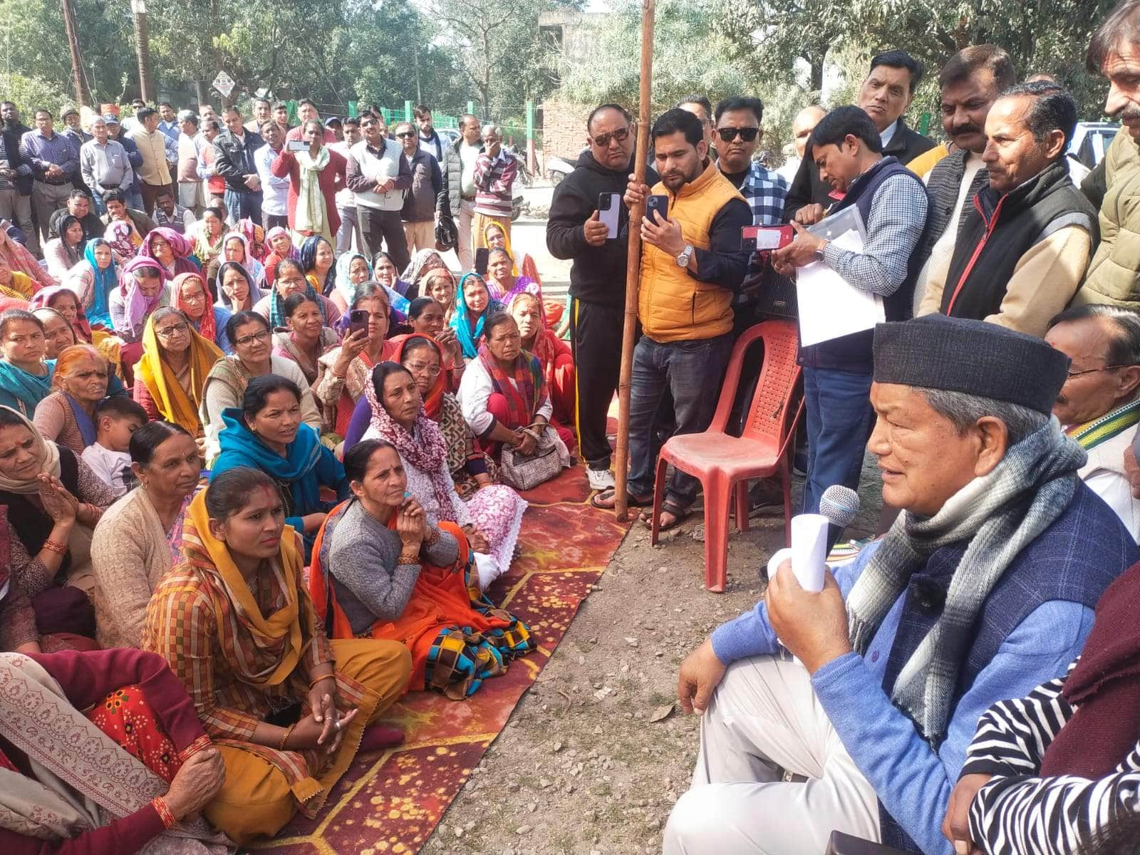07 - बापूग्राम धरना स्थल पर लोगों को संबोधित करते पूर्व सीएम हरीश रावत ।संवाद