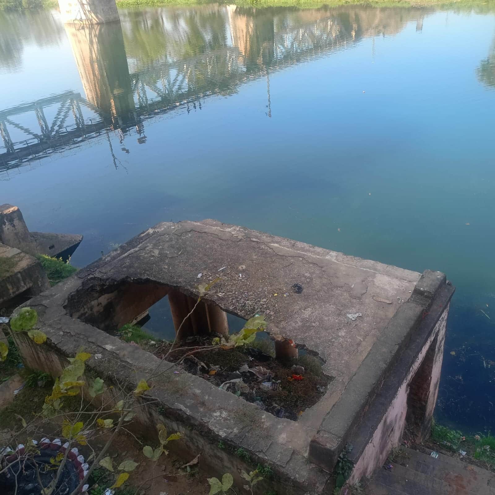 07 सीकेटीपी-04-मंदाकिनी नदी के घाट में टूटे चबूतरे के नीचे लगा कूड़े का ढेर। संवाद