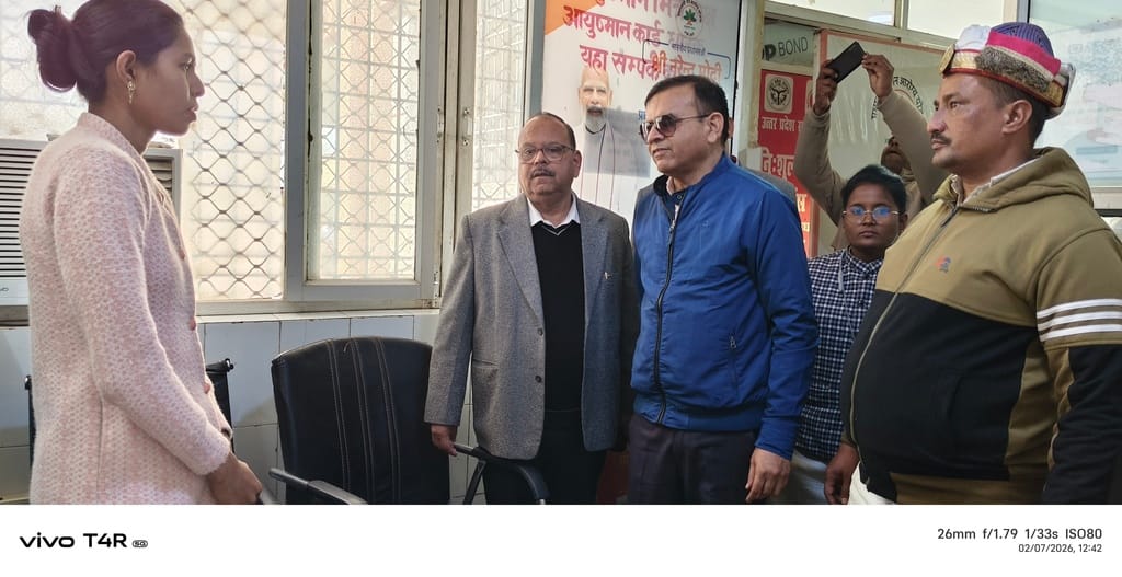 Divisional Commissioner enraged after seeing the mess in the district hospital, demanded an answer.