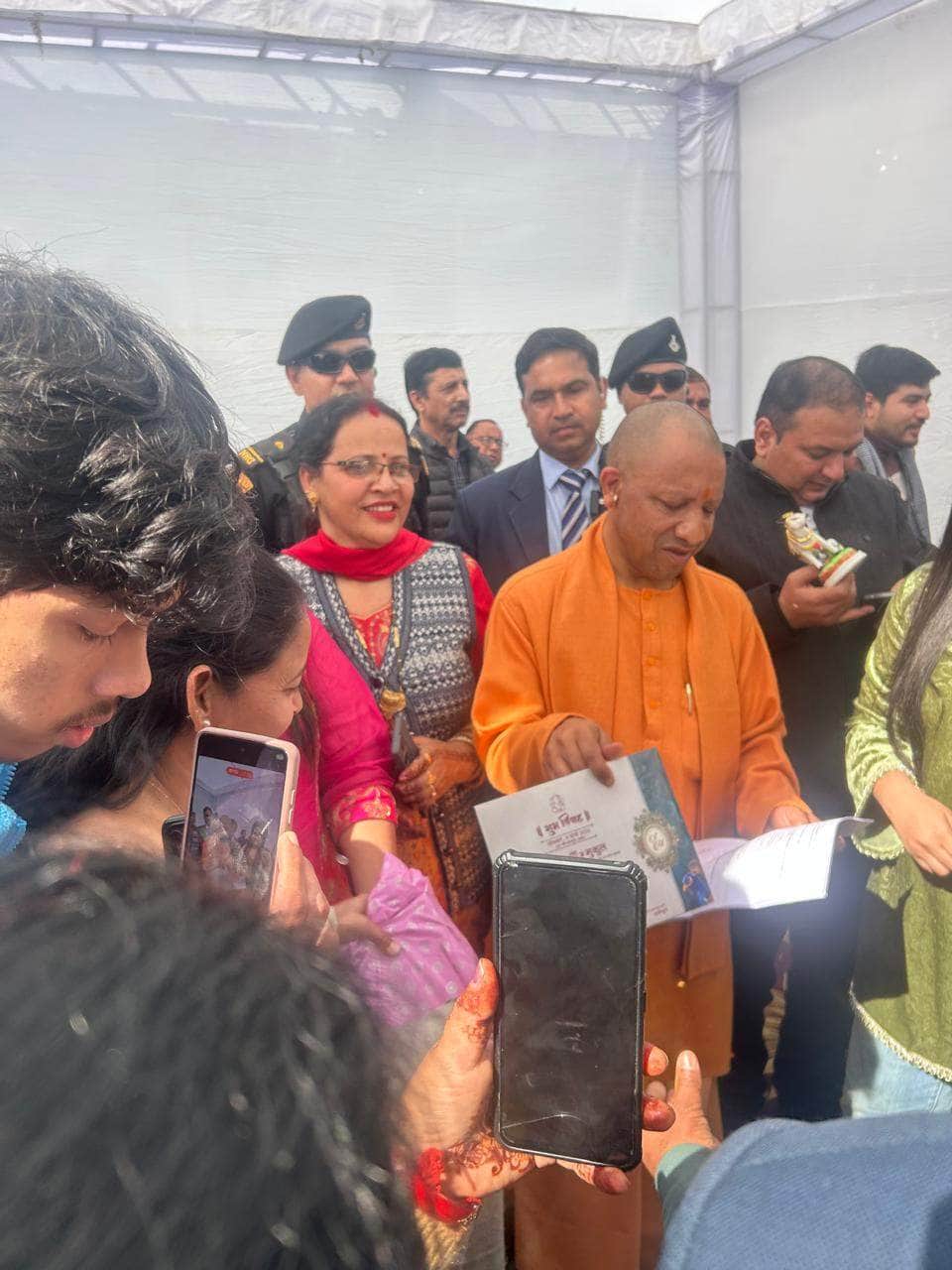 10-योगी आदित्यनाथ से मिलने के लिए लगी प्रशंसको की भीड़।जागरूक पाठक