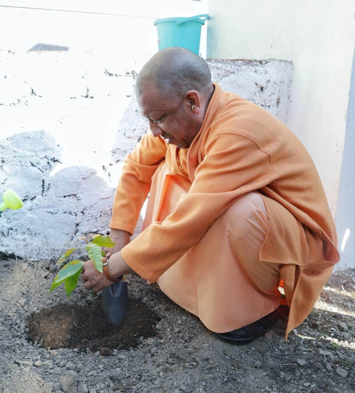 12 - विद्यालय परिसर में पौधारोपण करते योगी अदित्यनाथ। स्रोत-जागरूक पाठक