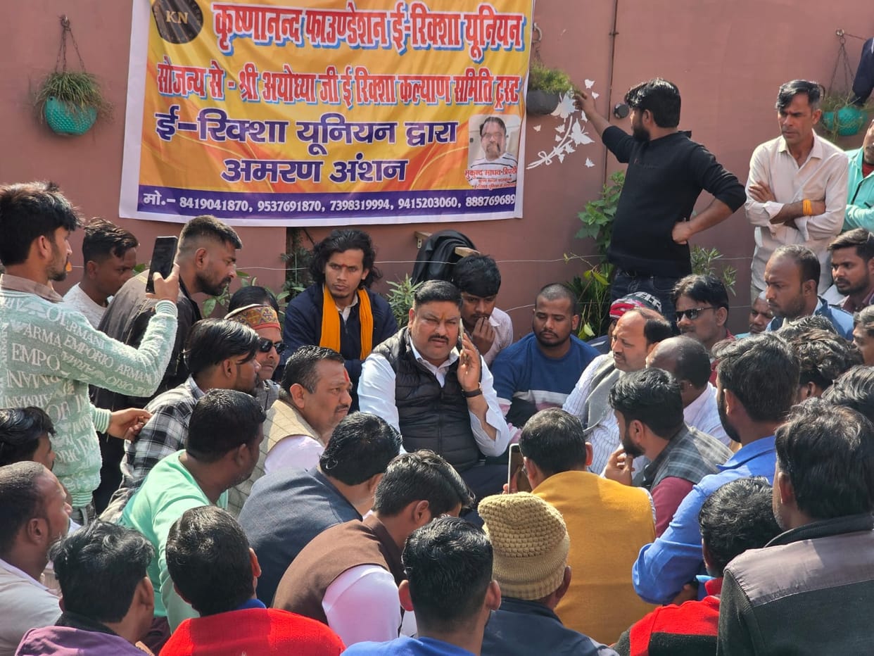 Former minister sits on dharna with e-rickshaw operators