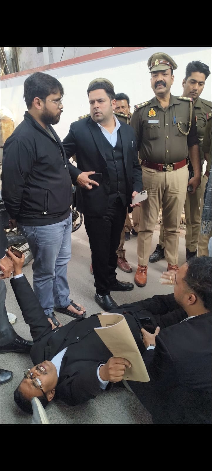 Lawyers staged a protest by gheraoing the Bazarkhala police station and blocking the road