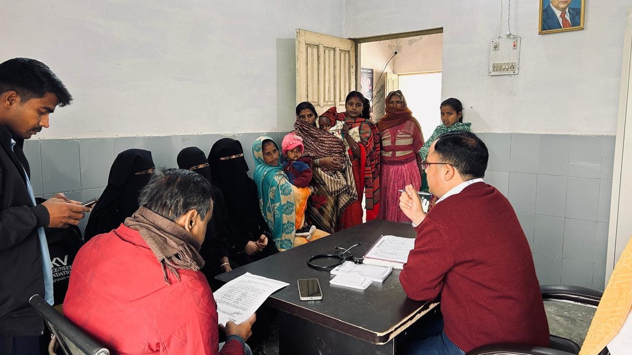 बिस्कोहर पीएचसी में मरीज काे परामर्श देते चिकित्सा प्रभारी डाॅ. एससी शर्मा । संवाद