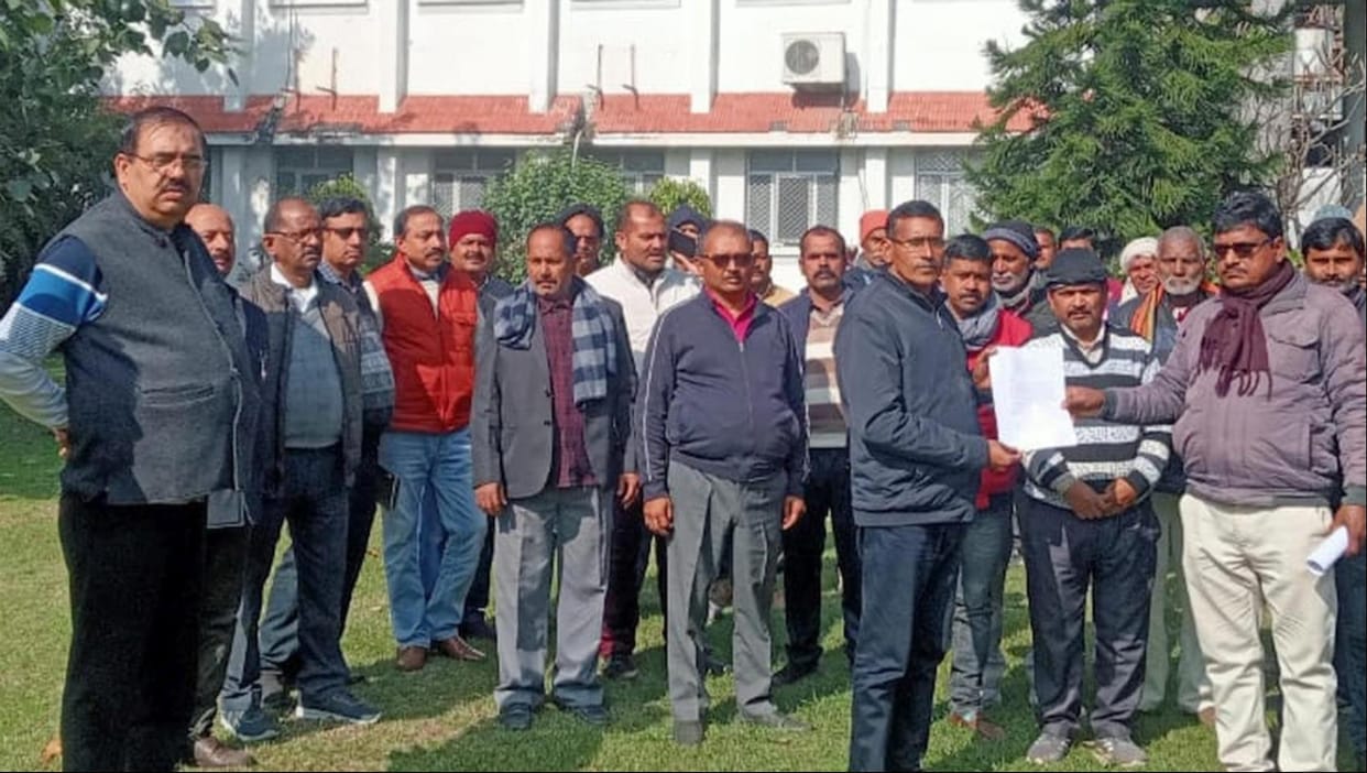 protest of temporary workers over non-payment of retaining payment