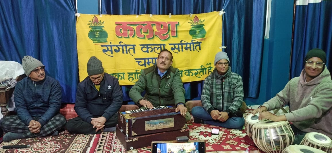 चंपावत में बैठकी होली गाते होल्यार। स्रेात : समिति