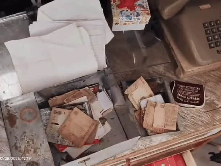 चोरी की वारदात के दौरान घर में तोड़ा गुल्लक।