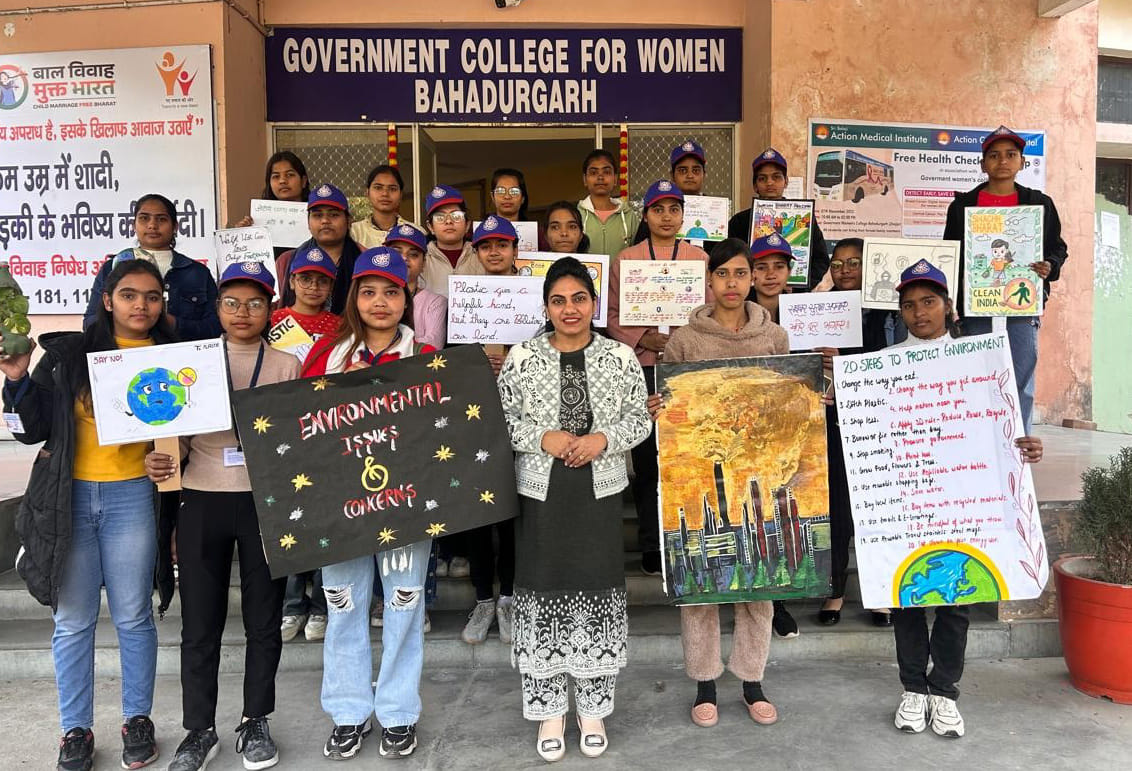 The volunteers gave a message of environmental protection.