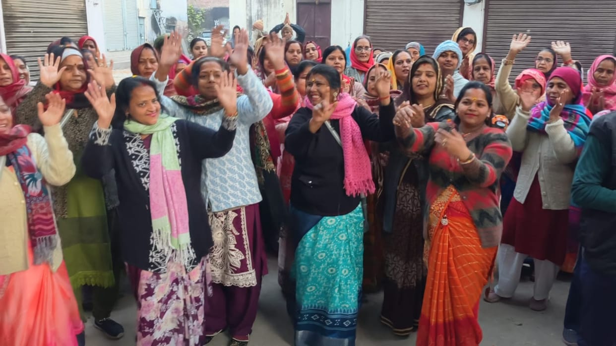 Devotees danced to the devotional songs of Radha Rani.
