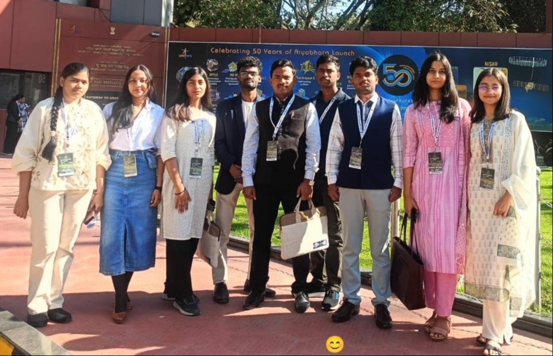 इसरो की ओर से बंगलूरू में आयोजित अखिल भारतीय कॉन्फ्रेंस में हिस्सा लेने गए डीडीयू के विद्यार्थी