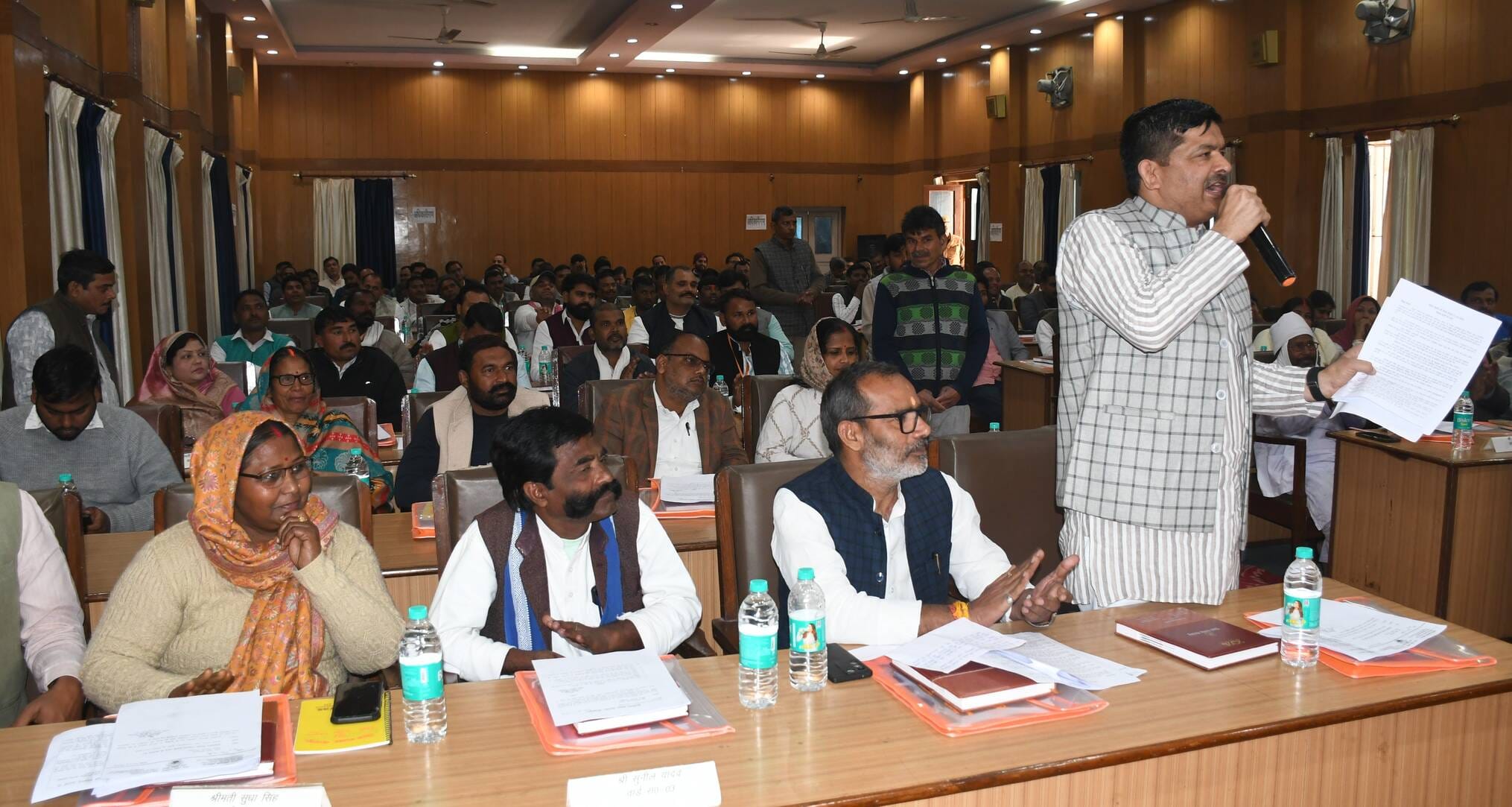 जिला पंचायत सभागार में जिला पंचायत बोर्ड की बैठक में अपनी बात रखते सदस्य।अमर उजाला