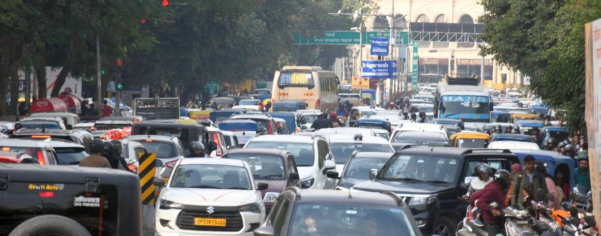People who came to the exhibition parked their vehicles on the road, causing traffic jam.