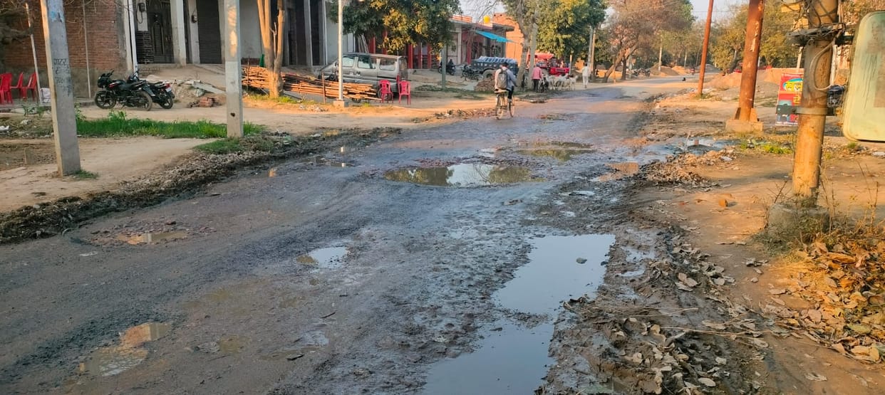 Deep potholes on Dariyavanj Road, two-wheeler riders fall and get injured