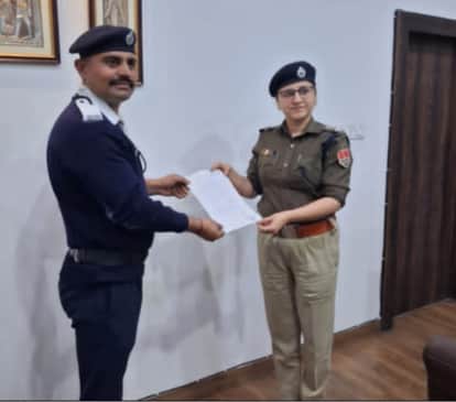Constable Moduram, who rescued a young woman who jumped into Ana Sagar Lake, was honored by SP Vandita Rana.