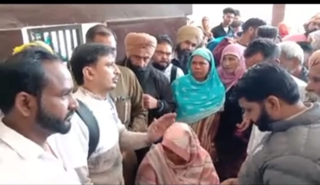 Woman caught snatching gold bracelet from hand of youth boarding bus