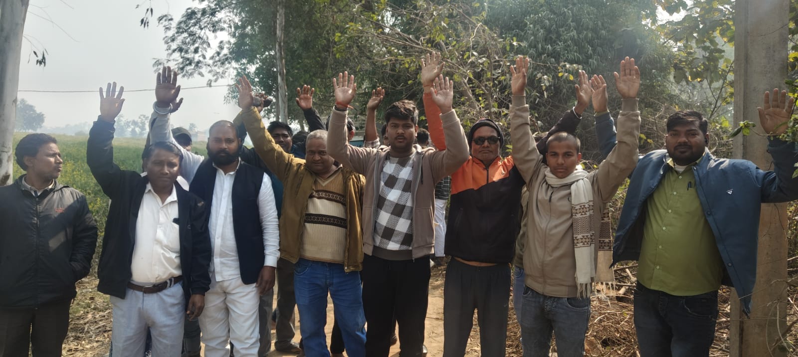 महुली बारिडिहा मार्ग के निर्माण को लेकर प्रदर्शन करते ग्रामीण-संवाद