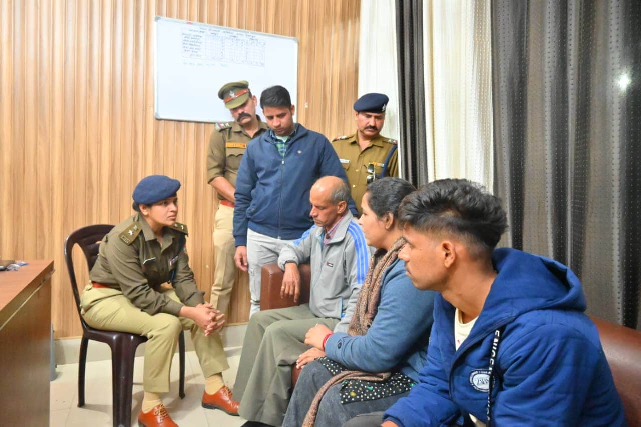 मृतका के परिजनों से बातचीत करती एसपी क्राइम डॉ. विशाखा भदाणें: पुलिस