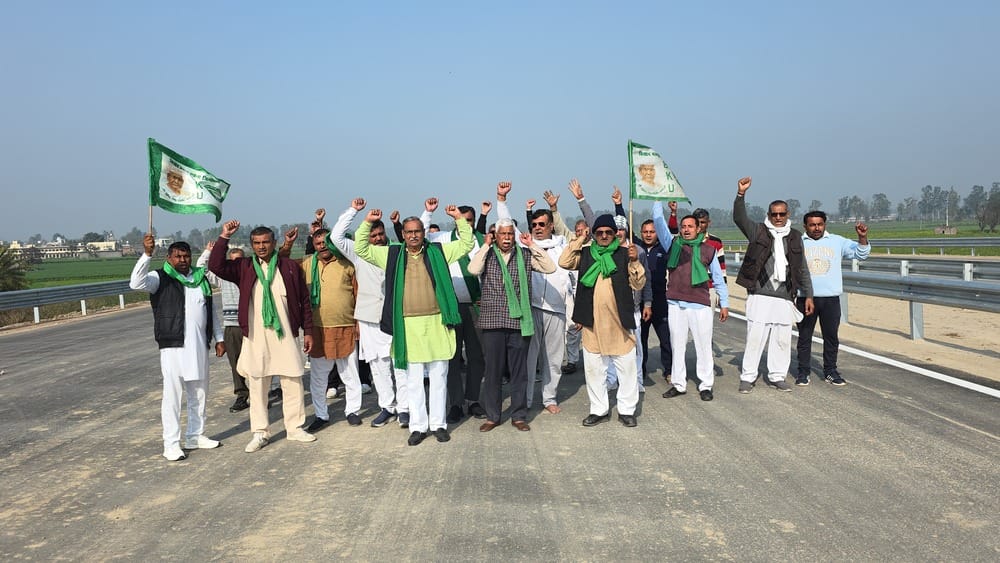 Despite the agreement, angry farmers continue their protest over the non-construction of service lanes on the Ring Road.
