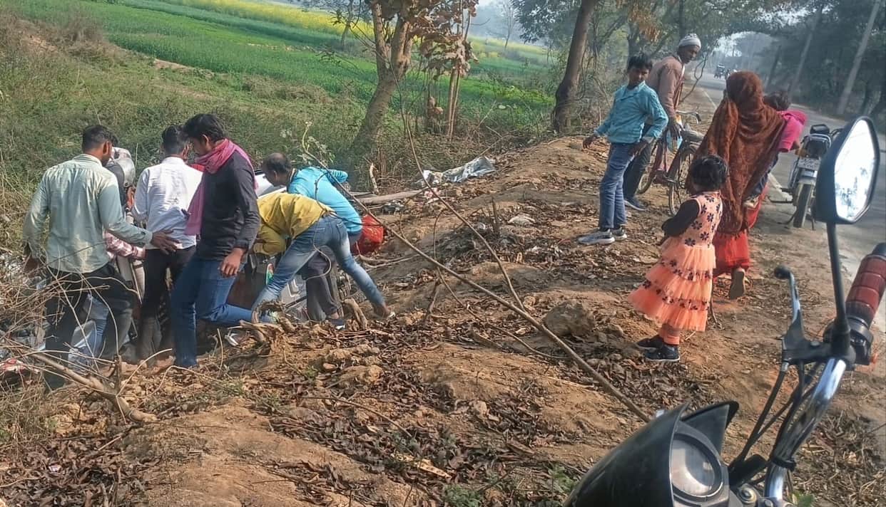 Five people including the driver were injured when an e-rickshaw overturned.