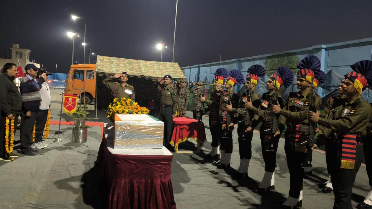 नायक महावीर सिंह को एयरपोर्ट पर दिया गया गॉर्ड ऑफ ऑनर: संवाद