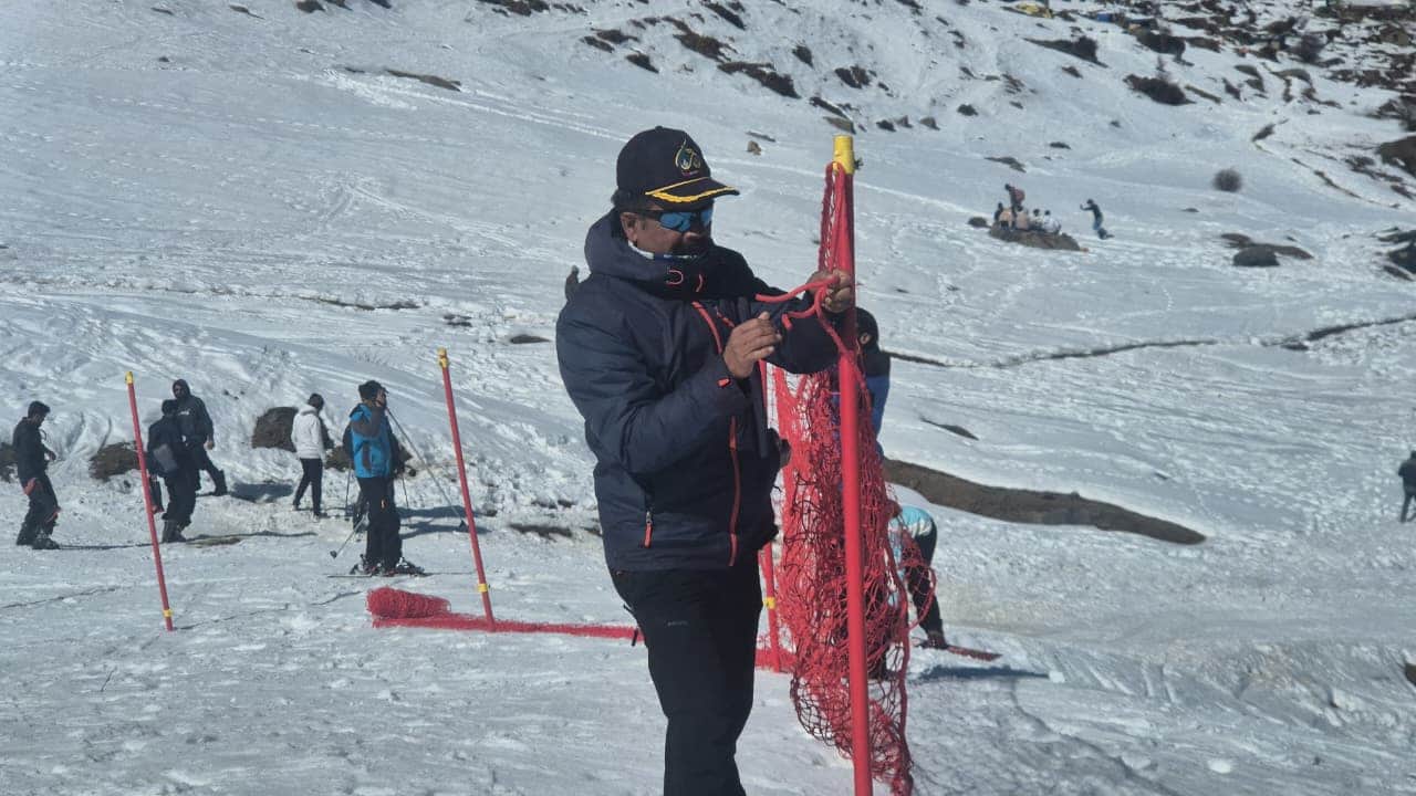 औली में स्कीइंग प्रतियोगिता के लिए स्लोप पर नेट लगाते जीएमवीएन कर्मी। स्रोत: जीएमवीएन