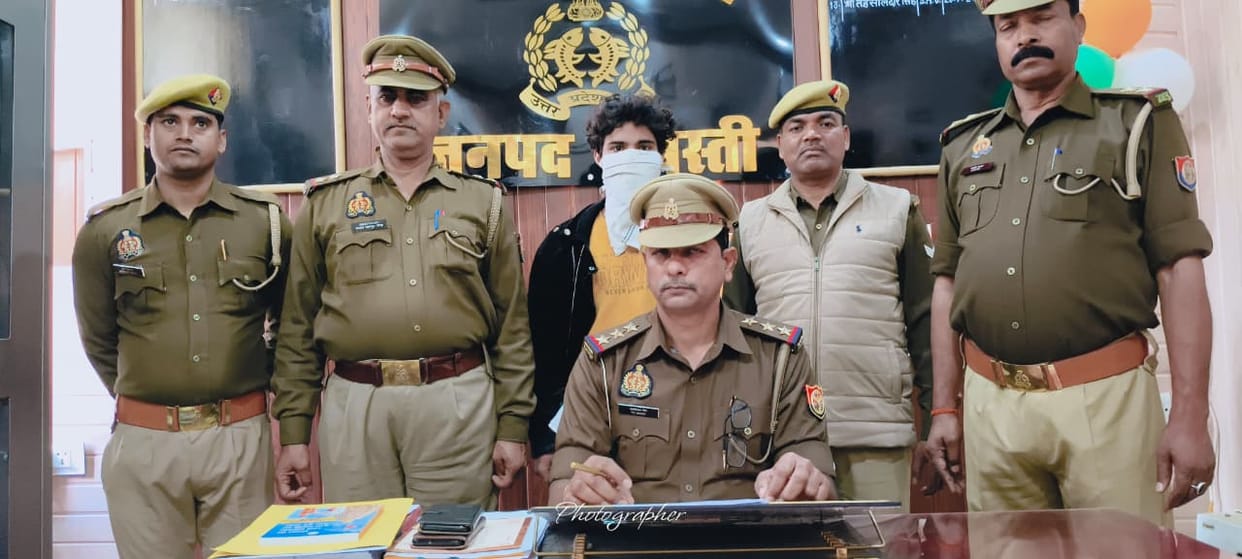 A cattle smuggler from Muzaffarnagar, carrying a reward of 25,000 rupees, has been arrested from Mahughat.