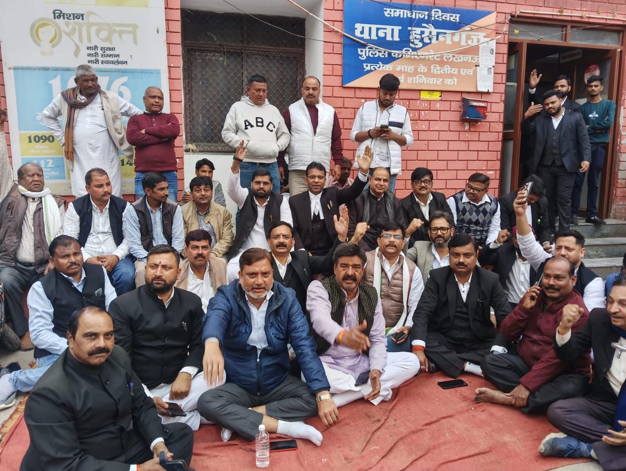 Congress workers protest at Hussainganj police station, demand FIR against BJP supporters