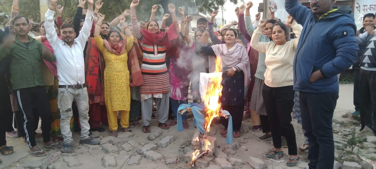 Troubled by the foul smelling sewer, residents burnt the effigy of the Jalkal General Manager and protested.