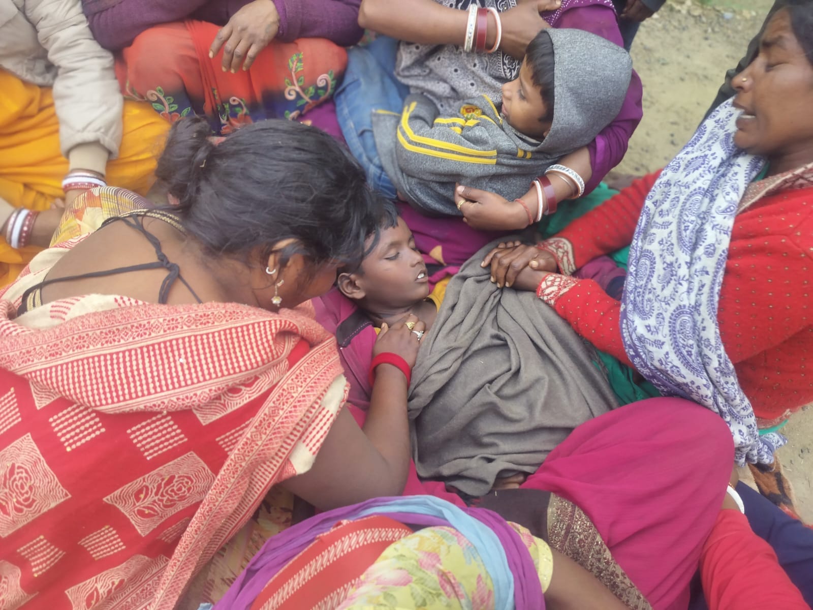 रोते बिलखते परिजन।