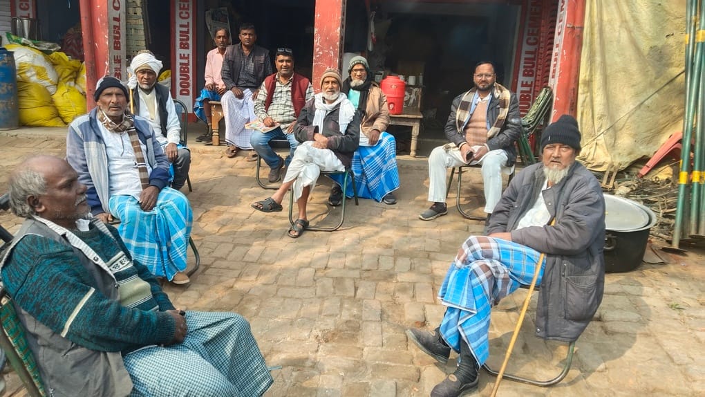 सेमरियावां के करही में चुनाव पर चर्चा करते ग्रामीण-संवाद