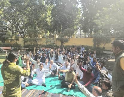 Congress workers anger erupts over non resolution of problems in Abu Road Sirohi