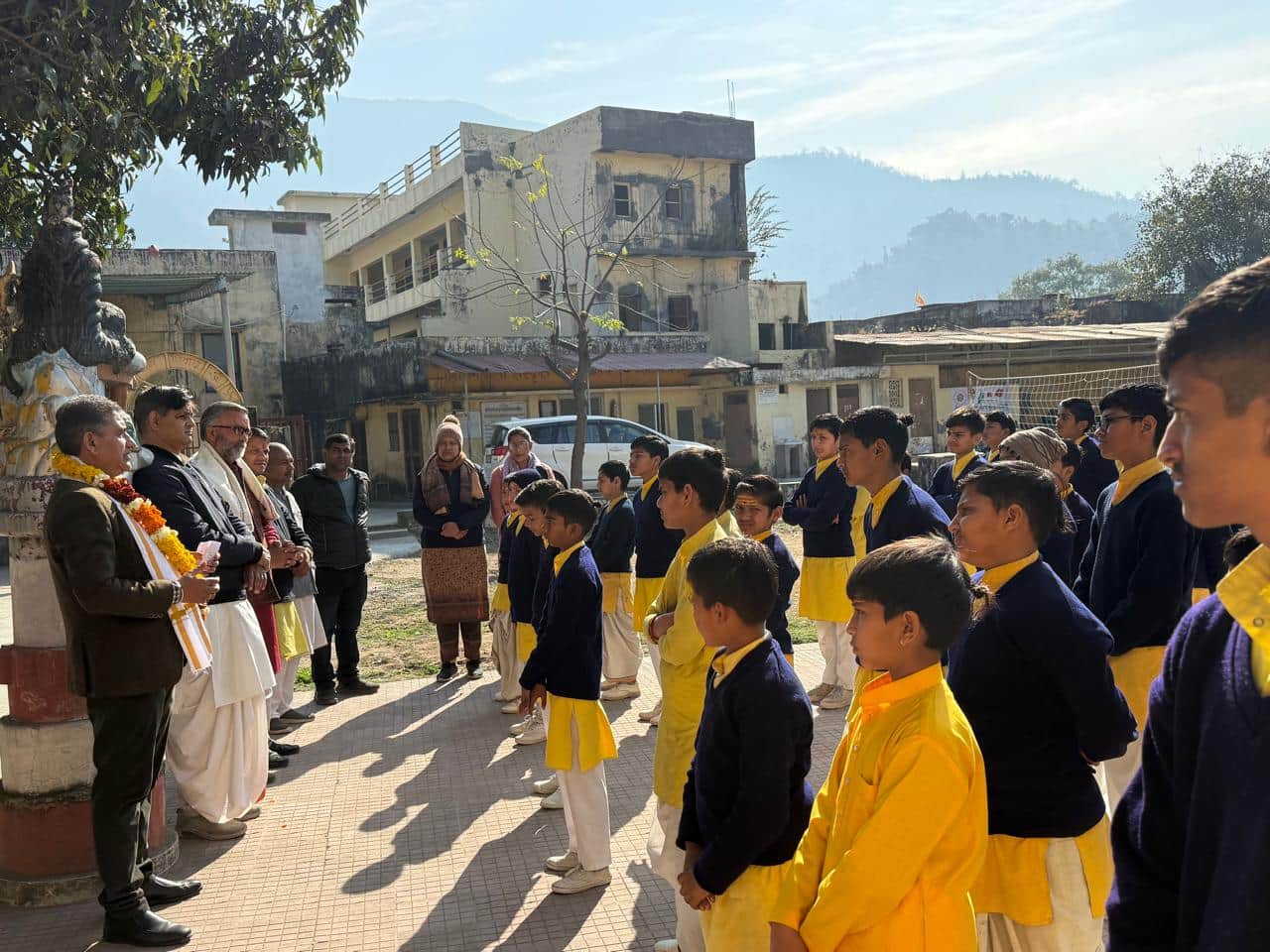 संस्कृत छात्रों से बातचीत करते संस्कृत शिक्षा सचिव दीपक कुमार गैरोला। स्रोत जागरूक पाठक।