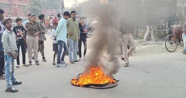 Muzaffarpur Bihar news : after woman death family members block road for demand compensation