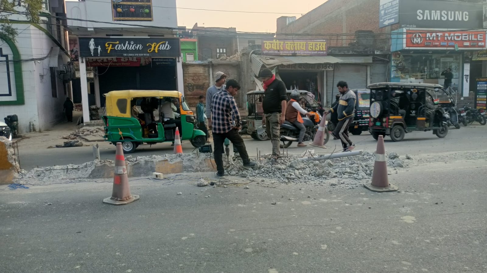 शहर के मुखलिसपुर रोड स्थित ओवरब्रिज से उतरने के दौरान बने डिवाइडर को तोड़ा गया-संवाद