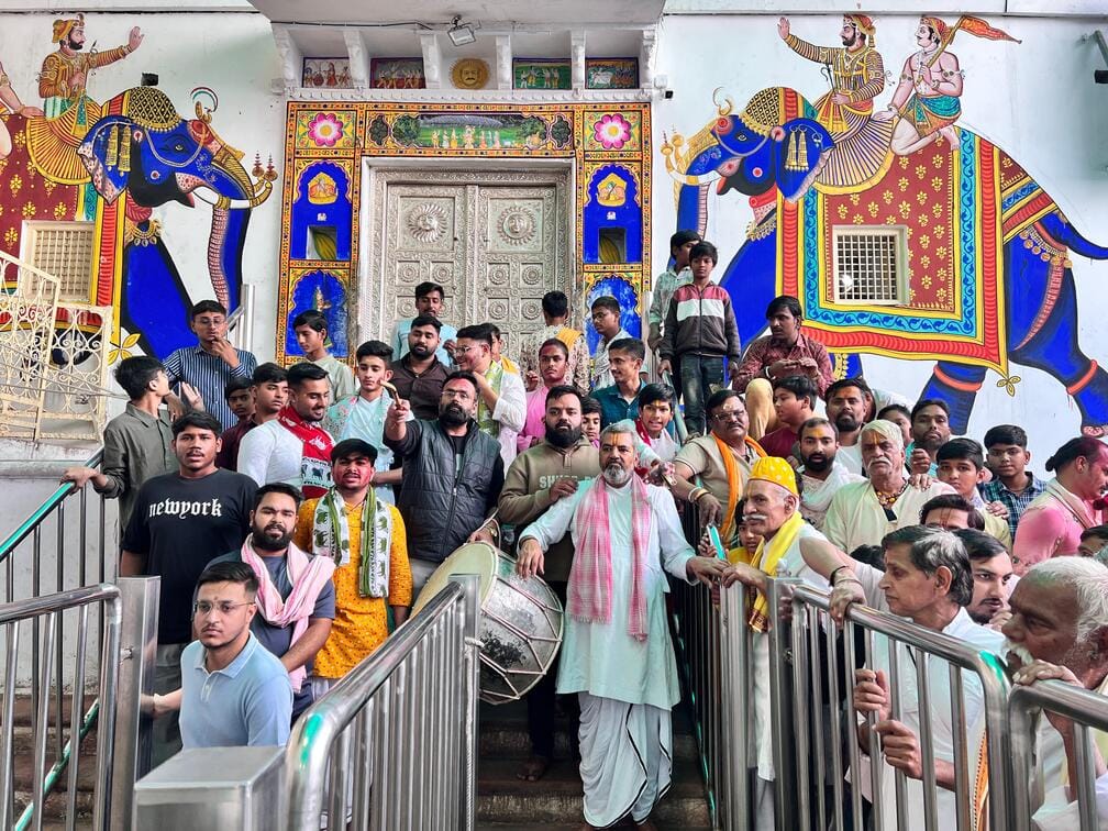 Rajsamand News: Paatotsav at Shrinathji Temple Begins Rasiya Festivities, Devotees Showered with Abir-Gulal