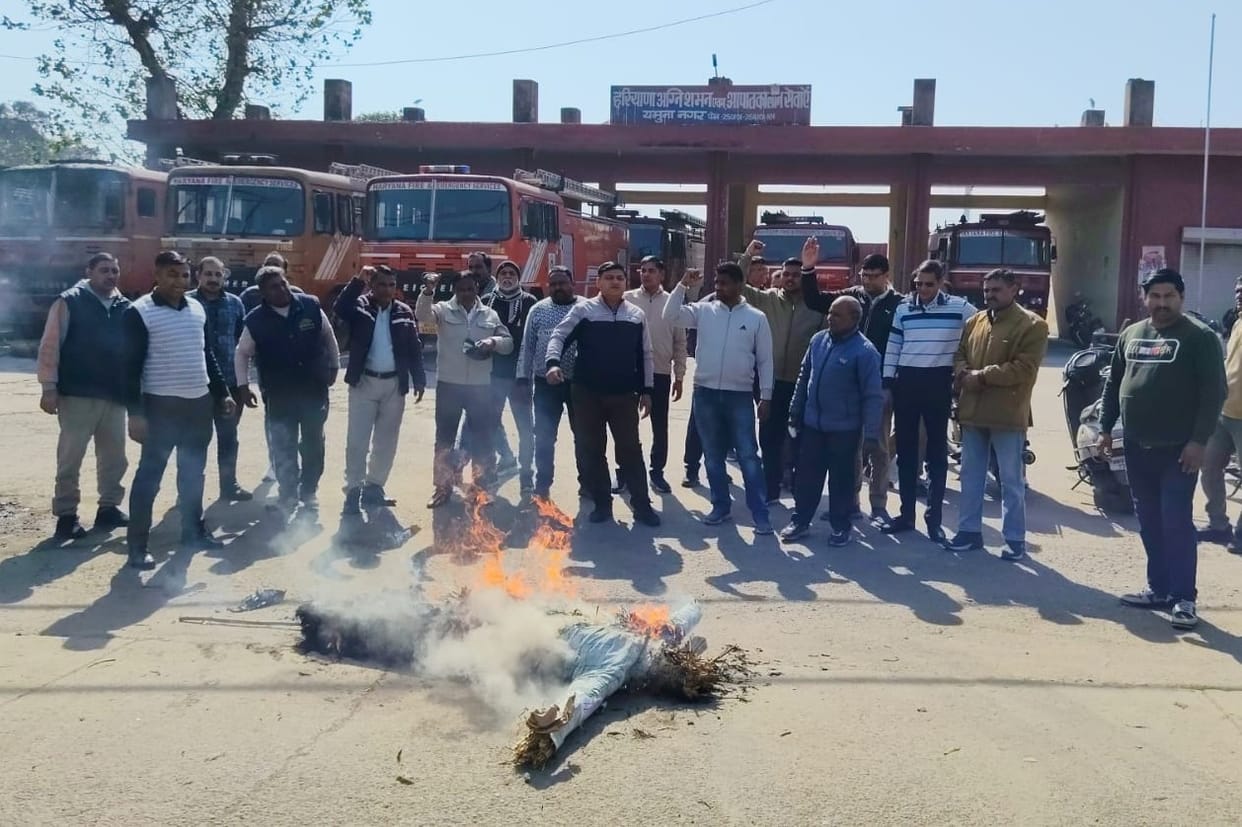 Firefighters expressed their anger by burning an effigy of the Industry Minister