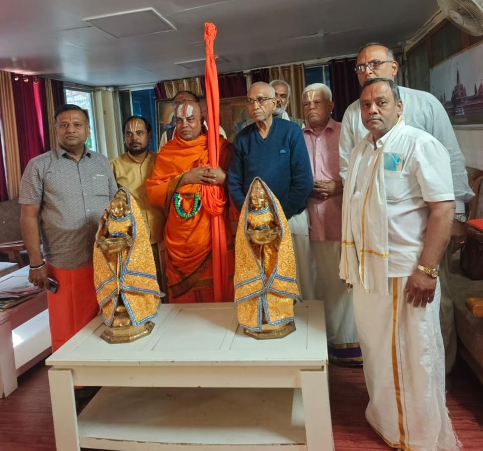 A magnificent idol made of eight metals was presented to the Ram Temple Trust