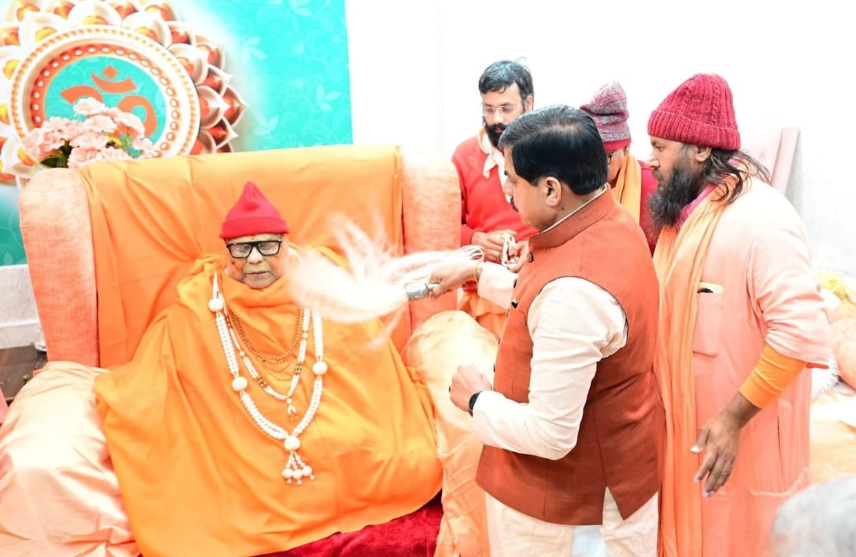 A long queue gathered to pay tribute to the mortal remains of Paramananda Sachchidananda Maharaj.