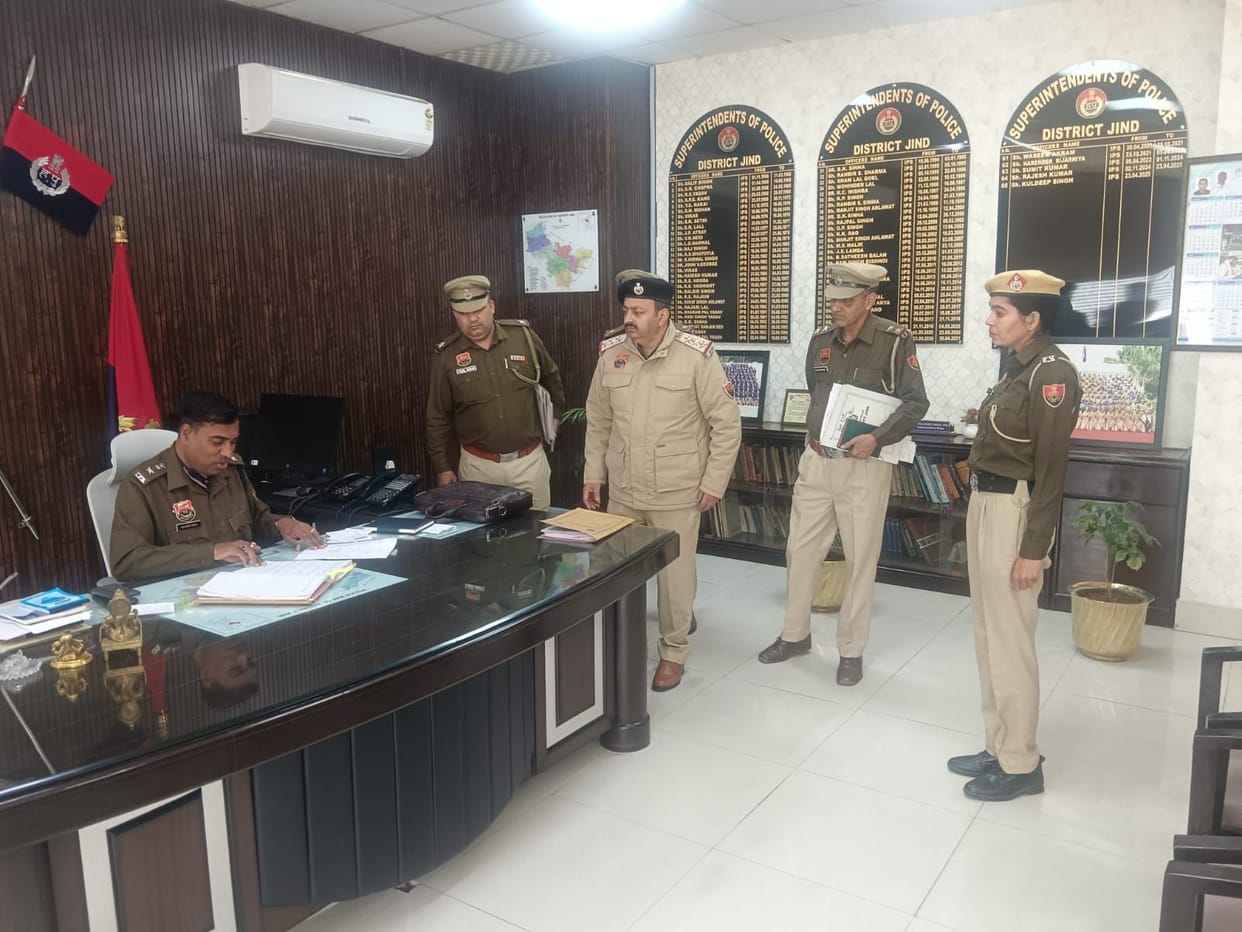 The SP listened to the problems of the police personnel.