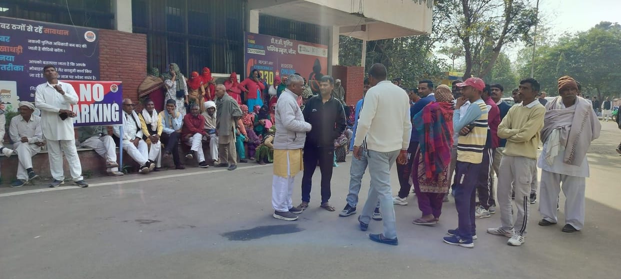 Villagers from Radhana met with the SP and demanded action against the accused police officers.