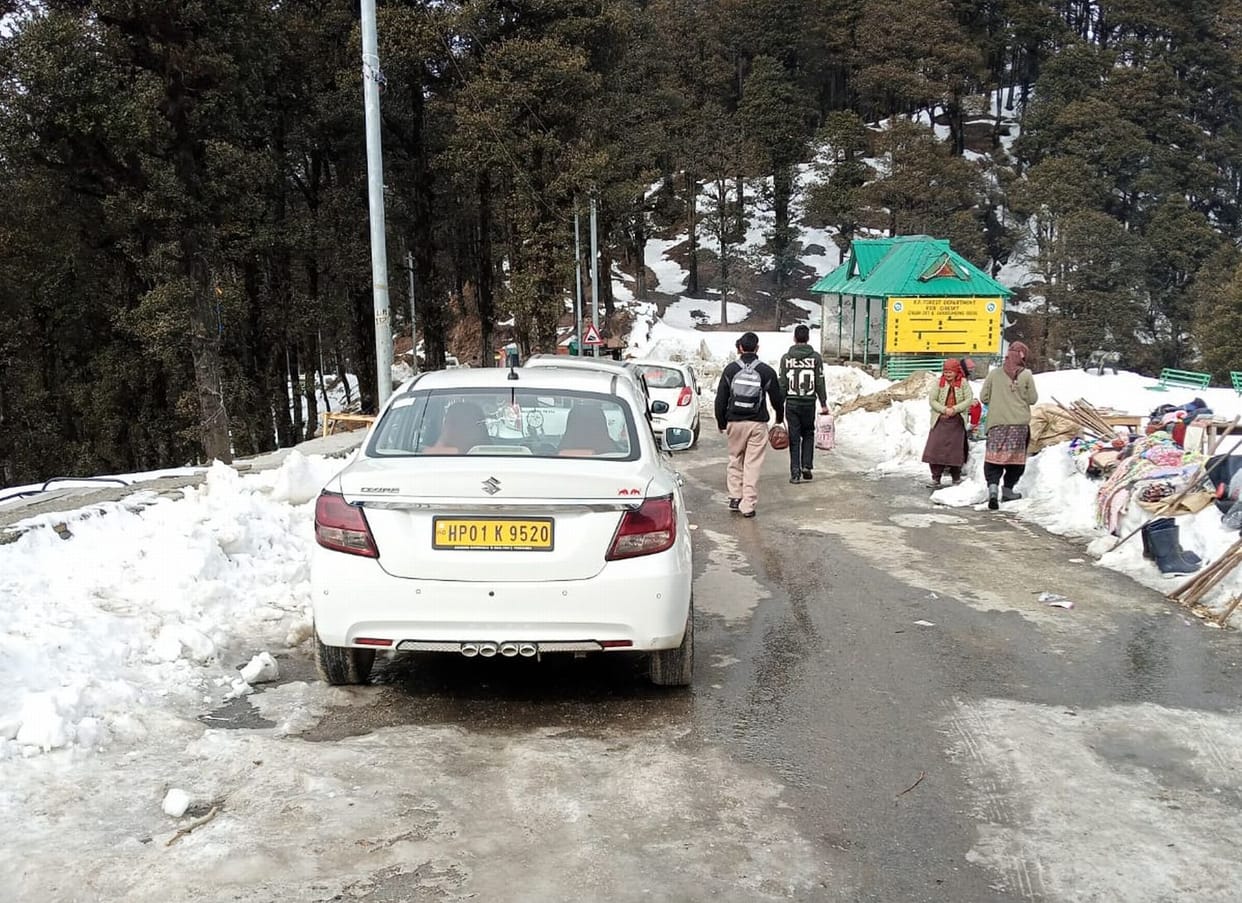 Tourists flock to Solangnala and Atal Tunnel