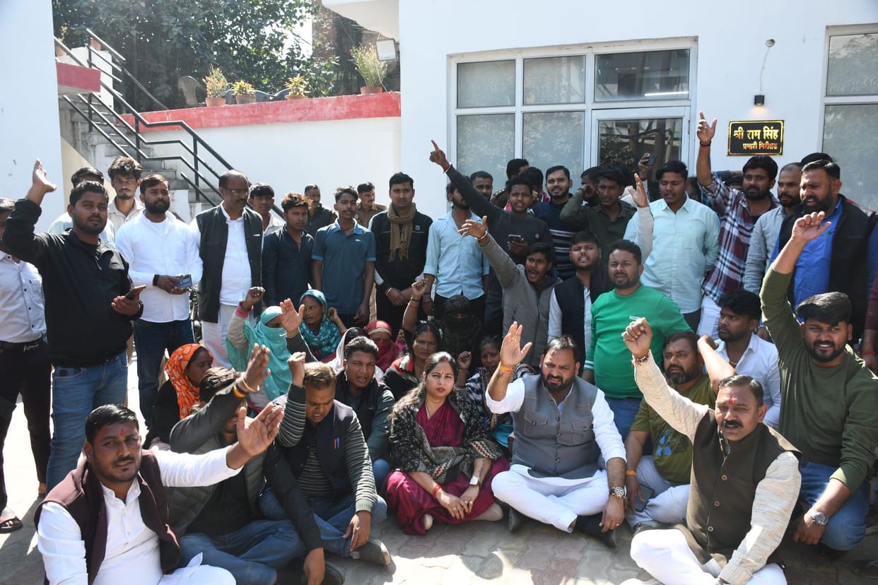 SP councilor sat on dharna for four hours in BBD police station premises.