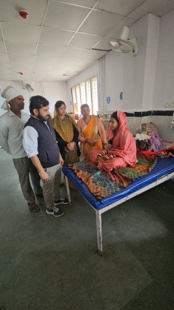 Chhatarpur Accident: अवैध रेत से भरी ट्रैक्टर ने कार को मारी टक्कर, दूल्हा-दुल्हन समेत चार घायल