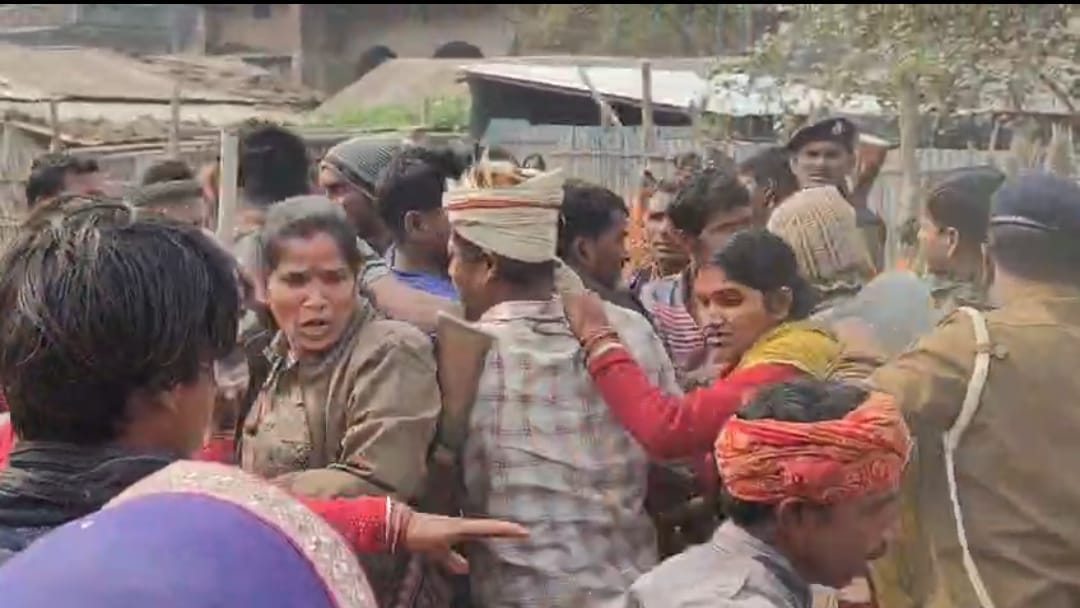 Bihar news villagers attack police in saharsa sho injured during hostage rescue