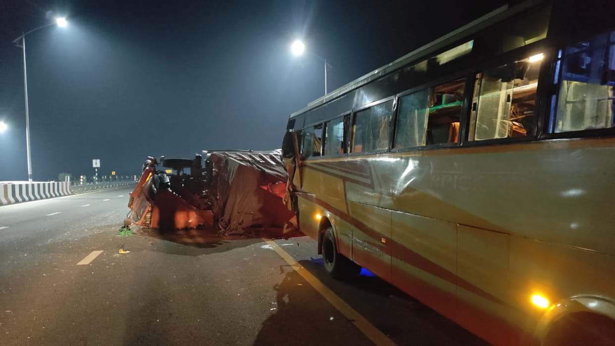 DCM collides with bus on Purvanchal Expressway, one dead, seven injured