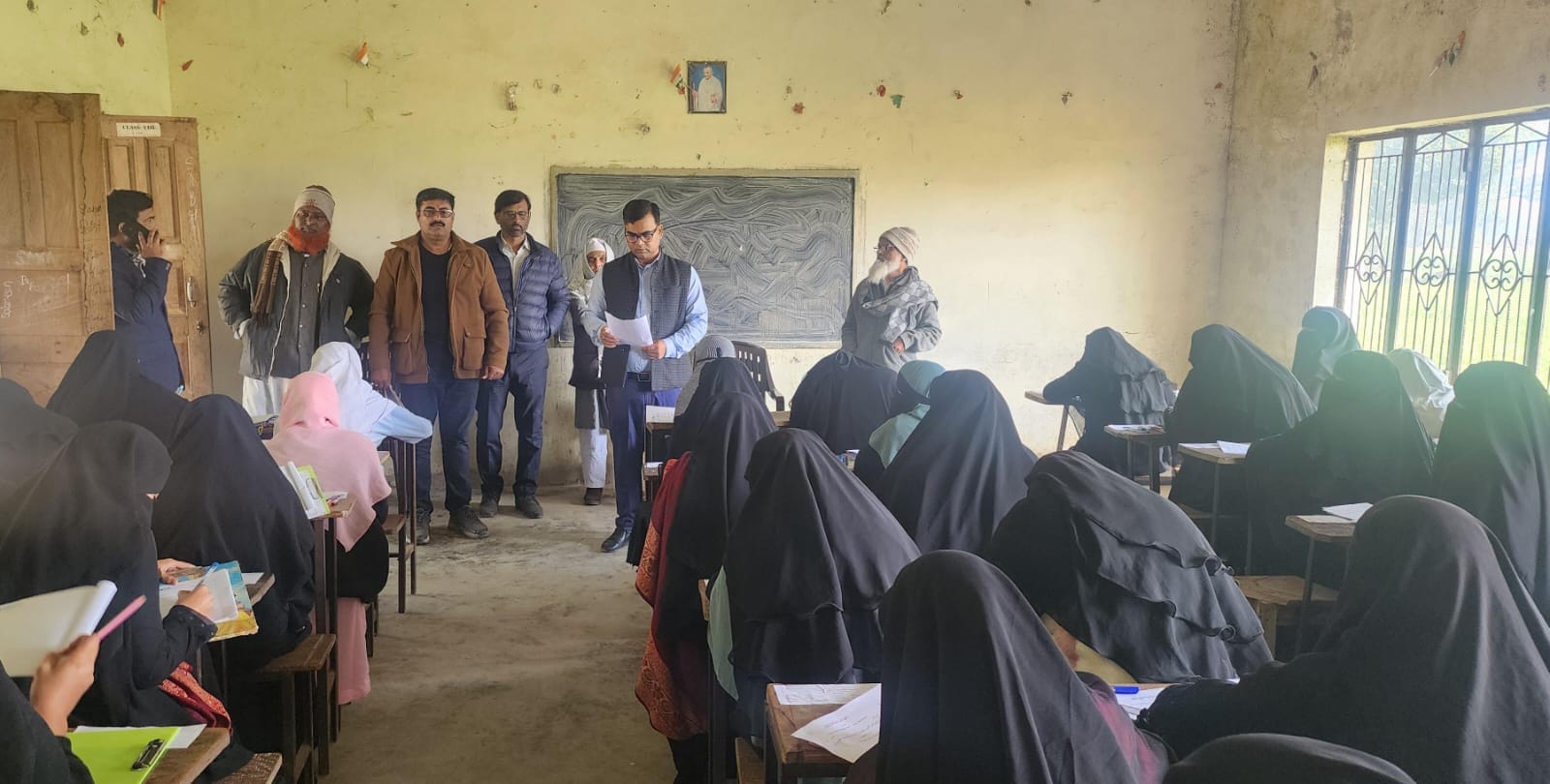 एएचएग्री इंटर कॉलेज में मदरसा बोर्ड की परीक्षा का निरीक्षण करते जिला अल्पसंख्यक अधिकारी-स्रोत 