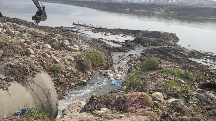 The water from 11 city drains is flowing into the Western Yamuna Canal