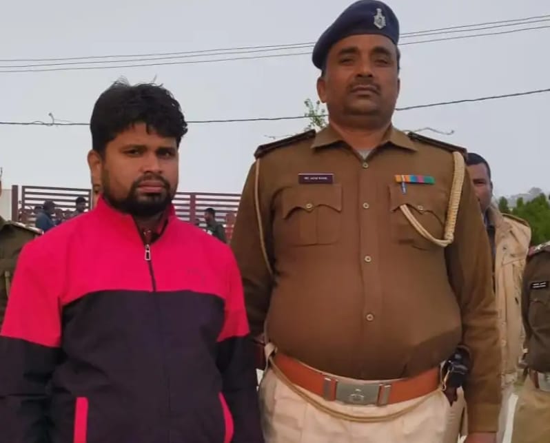 फर्जी अभ्यर्थी को गिरफ्तार कर ले जाती पुलिस