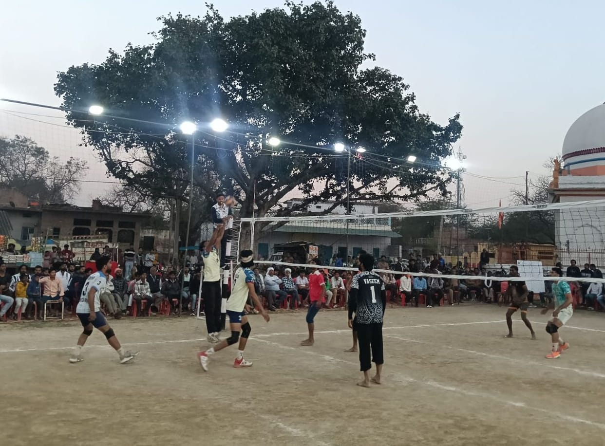 Four league matches were played on the first day of the volleyball competition.