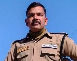 A mentally ill man attacked a policeman with a sharp weapon, cutting off his fingers.